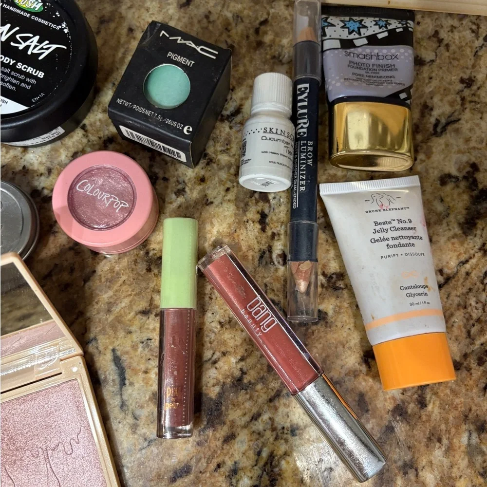 Lot of 14‎ new make up SMASH BOX, MAC AND MORE LOOK